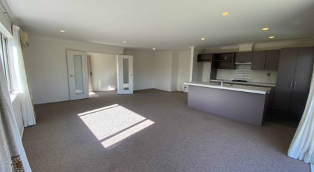 3 Bedrooms Stokes Valley - Photo 2