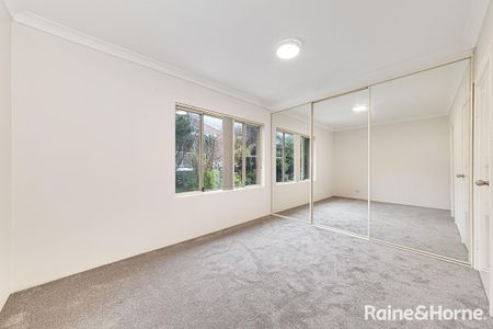 THREE BEDROOM TOWNHOUSE!! - Photo 2