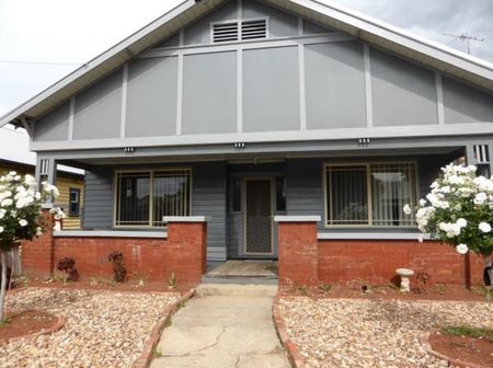 Three Bedroom Family Home - Photo 3