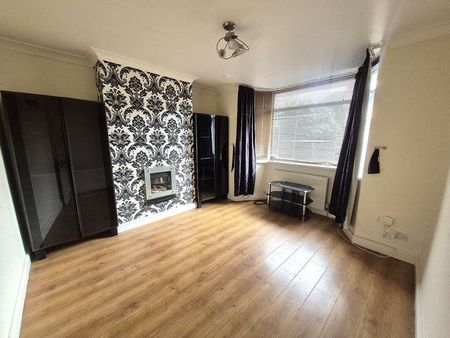 4 bedroom semi-detached house to rent - Photo 2