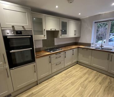 Lily Close - Photo 5