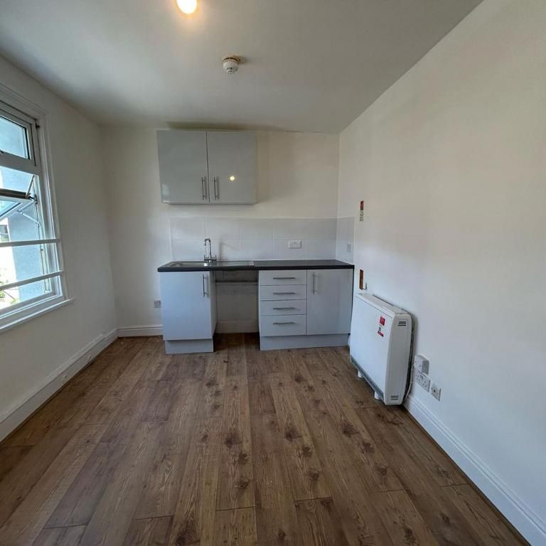 Studio to rent - Photo 1