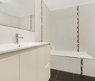 "Generously Sized Two-Bedroom Apartment Featuring a Vast Private Ba... - Photo 6