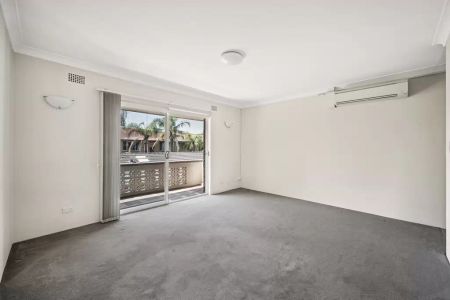 Spacious two-bedroom apartment in prime location - Photo 2