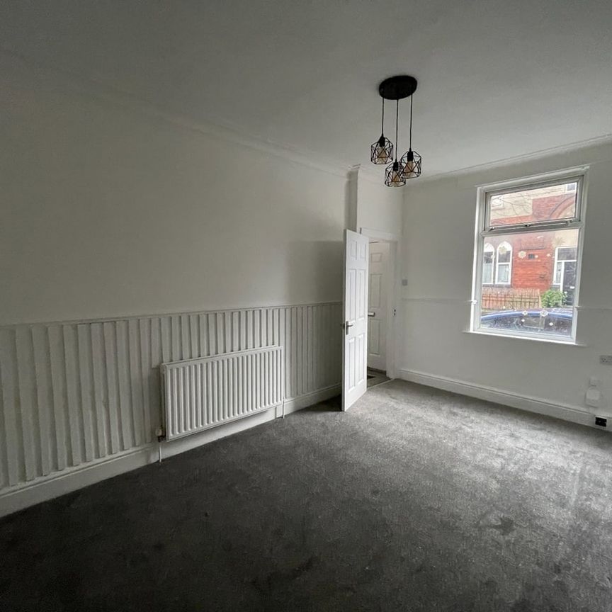 4 Bed End Terrace, Mitford Road, LS12 - Photo 1