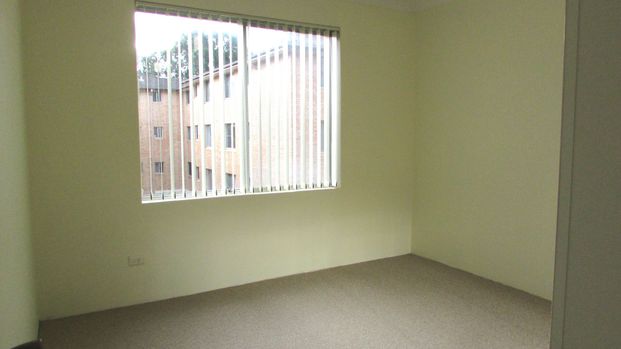 Renovated 2 Bedroom Apartment with lock up garage - Photo 1