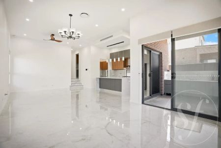 “Architecturally Designed 5-Bedroom Masterpiece” - Photo 3