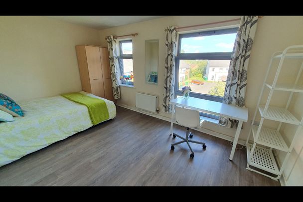4 Bed Terraced House, Nazareth Road, NG7 - Photo 1