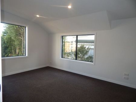 House close to the shop - Photo 3