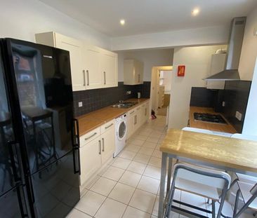 63 William Street - Great Location & Cracking 6 Bed Student HomeLou... - Photo 1