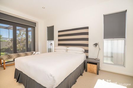 CENTRALLY LOCATED PRIVATE RESIDENCE, FULLY FURNISHED & SERVICED WEEKLY - Photo 3