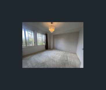 Established family home - Photo 2