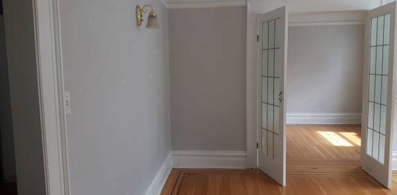 2 bedroom large apartment in character building - Photo 2