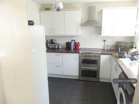 3 bedroom flat to rent - Photo 2