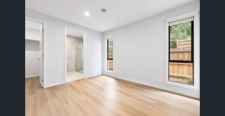 MODERN DOUBLE-STOREY FAMILY HOME IN A PRIME LOCATION - Photo 3