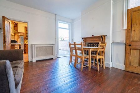 4 bedroom semi-detached house to rent - Photo 2