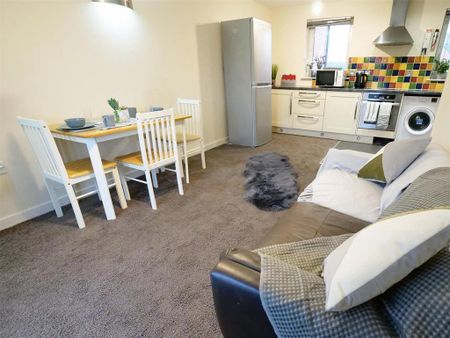 1 bedroom in a flat share to rent - Photo 5