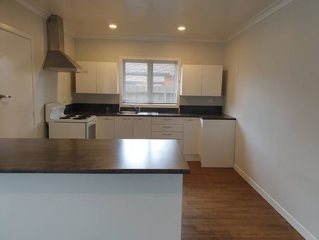 Easy Walk Train station. Sunny 2 bedroom unit - Photo 2