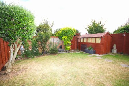 4 bedroom detached house to rent - Photo 2
