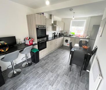 1 bedroom in a house share to rent - Photo 2