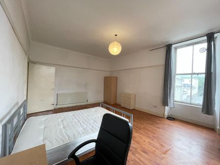 3 bedroom flat to rent - Photo 5