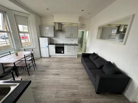 2 bedroom flat to rent - Photo 2
