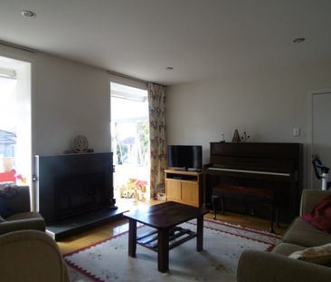 Bright and airy family home - Photo 6