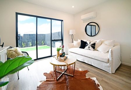 Stylish 2-Bedroom Townhouse in Flat Bush - Photo 2