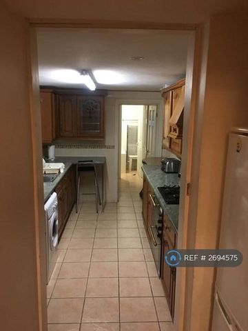 1 bedroom in a house share to rent - Photo 4