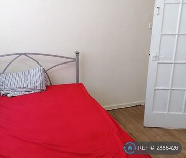 1 bedroom in a flat share to rent - Photo 3