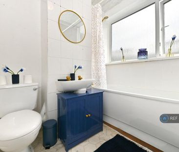 1 bedroom in a flat share to rent - Photo 1