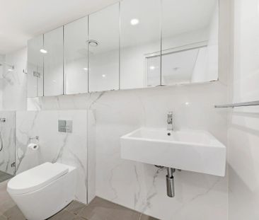 Penthouse-Style Apartment Minutes' To Trains - Photo 2