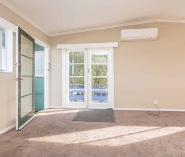 Sunny Renovated 2 Bedroom Unit - Available in December - Photo 1