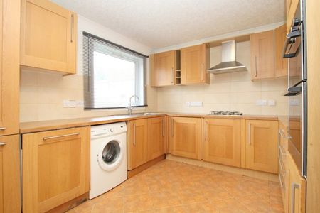 3 Bedroom Terraced House - Photo 4