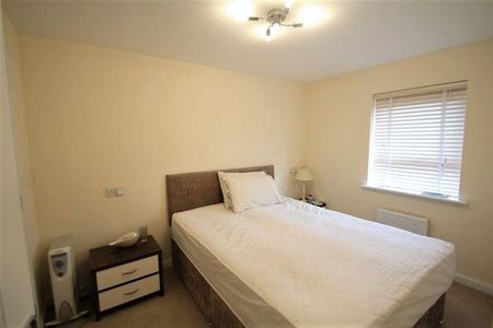 4 bedroom semi-detached house to rent - Photo 3