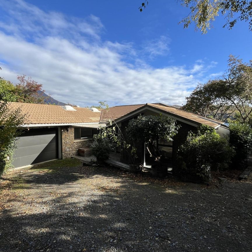 Lake Hayes home with views - Photo 1