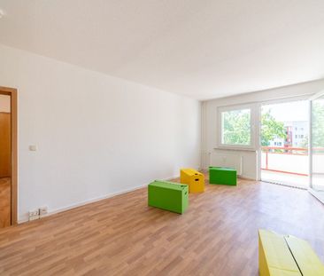 Attraktive Wohnung im Herzen von Halle-Neustadt - Küche und Bad mit... - Photo 1