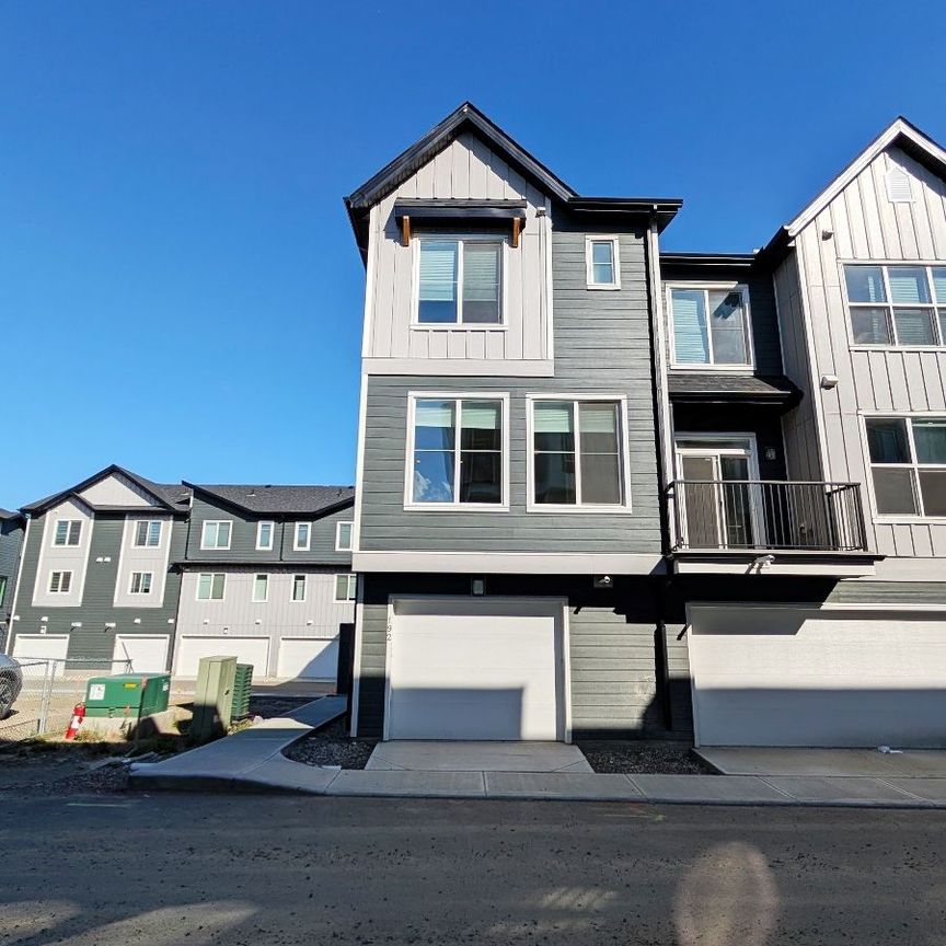 GREAT 2 BED, 2.5 BATH, 2 STOREY TOWNHOUSE W/AN ATTACHED SINGLE GARAGE IN THE COMMUNITY OF SETON - Photo 1