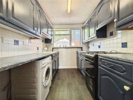 2 Bed Flat, Fulmead Road, RG30 - Photo 2