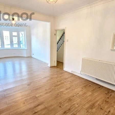 Rushden Gardens, Clayhall, IG5 - Photo 1