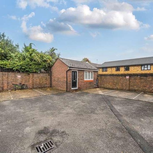 Chapel Grove, Addlestone, Surrey, KT15 - Photo 1