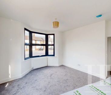 Balcombe Road, Horley, RH6 - Photo 1