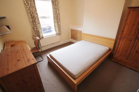 3 bedroom end of terrace house to rent - Photo 3