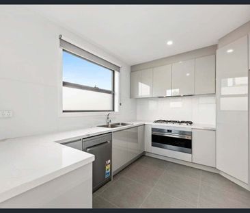 Stylish and Spacious 4 Bedroom Townhouse in Moonee Ponds - Photo 3