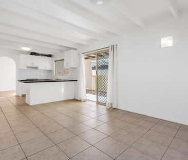 3 BEDROOM FAMILY HOME - Photo 1