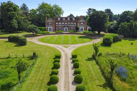 A charming ten-bedroom Queen Anne listed manor house situated in an Idyllic setting - Photo 5