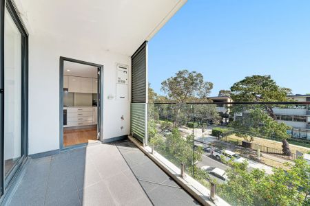 Bespoke North-Facing Two Bedroom Apartment in Convenient Sought-After Complex - Photo 2