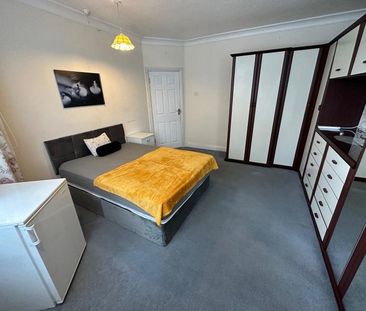 Room in a Shared House, Kingsmere Park, NW9 - Photo 4