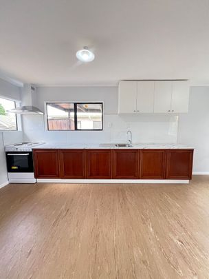 Sunny & Renovated 2-Bedroom Home – Private Backyard in Papakura - Photo 1