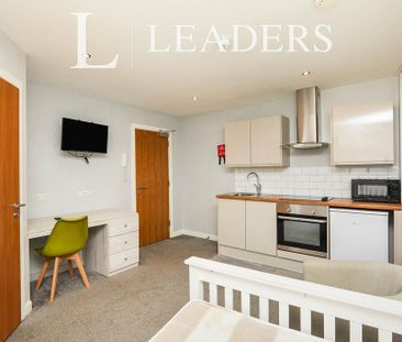 Studio to rent - Photo 2